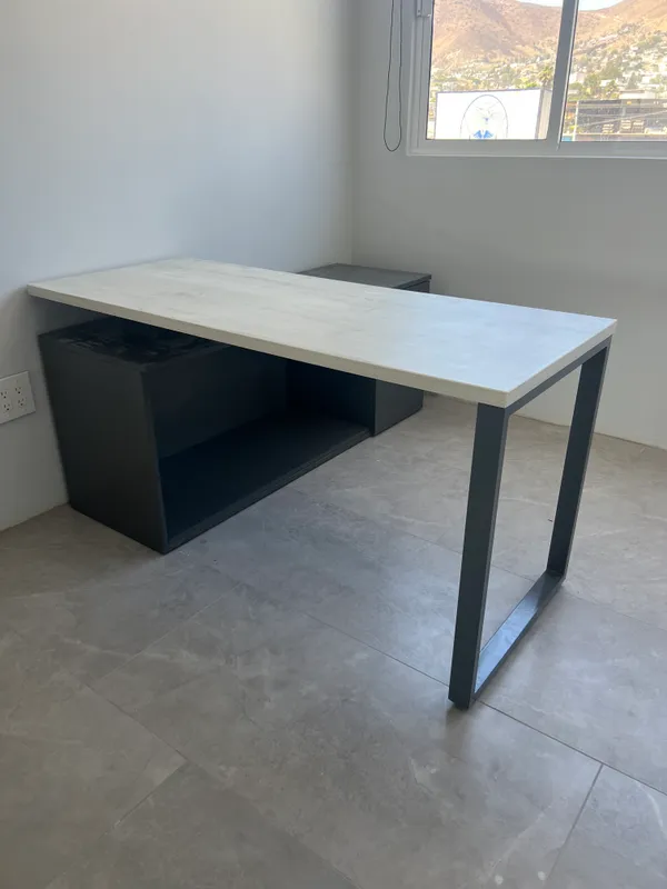 Escritorio sencillo en forma L